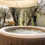 Hébergement de vacances Rainbow House- With Jacuzzi-wifi-garden-balcony-parking *