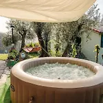Rainbow House- With Jacuzzi-wifi-garden-balcony-parking * Avegno