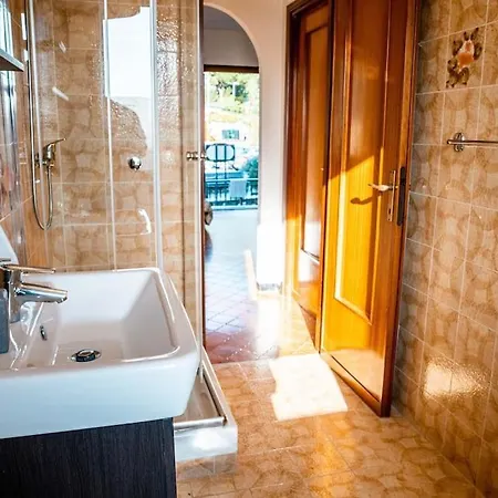 Rainbow House- With Jacuzzi-wifi-garden-balcony-parking * Avegno