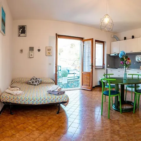 Rainbow House- With Jacuzzi-wifi-garden-balcony-parking Holiday home *