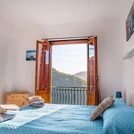 Rainbow House- With Jacuzzi-wifi-garden-balcony-parking Holiday home