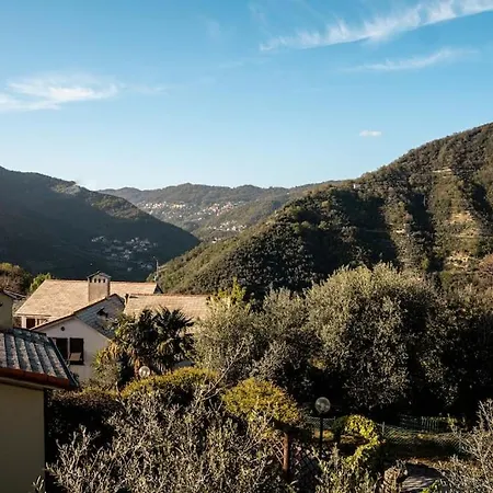 Rainbow House- With Jacuzzi-wifi-garden-balcony-parking Holiday home