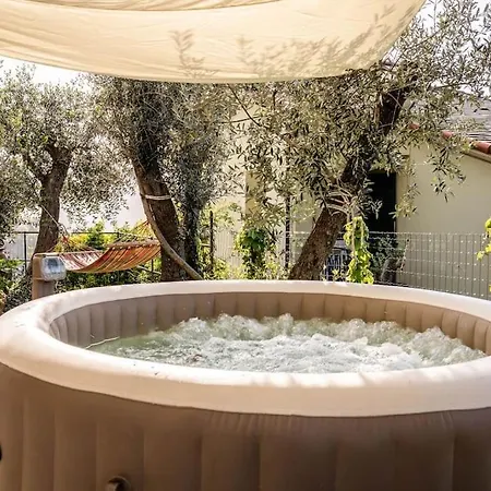Vakantiehuis Rainbow House- With Jacuzzi-wifi-garden-balcony-parking *