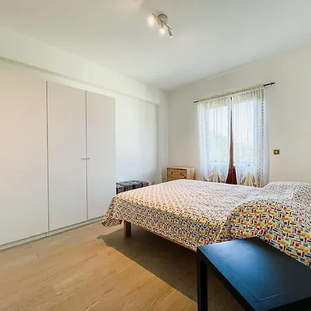 Rainbow House- With Jacuzzi-wifi-garden-balcony-parking *
